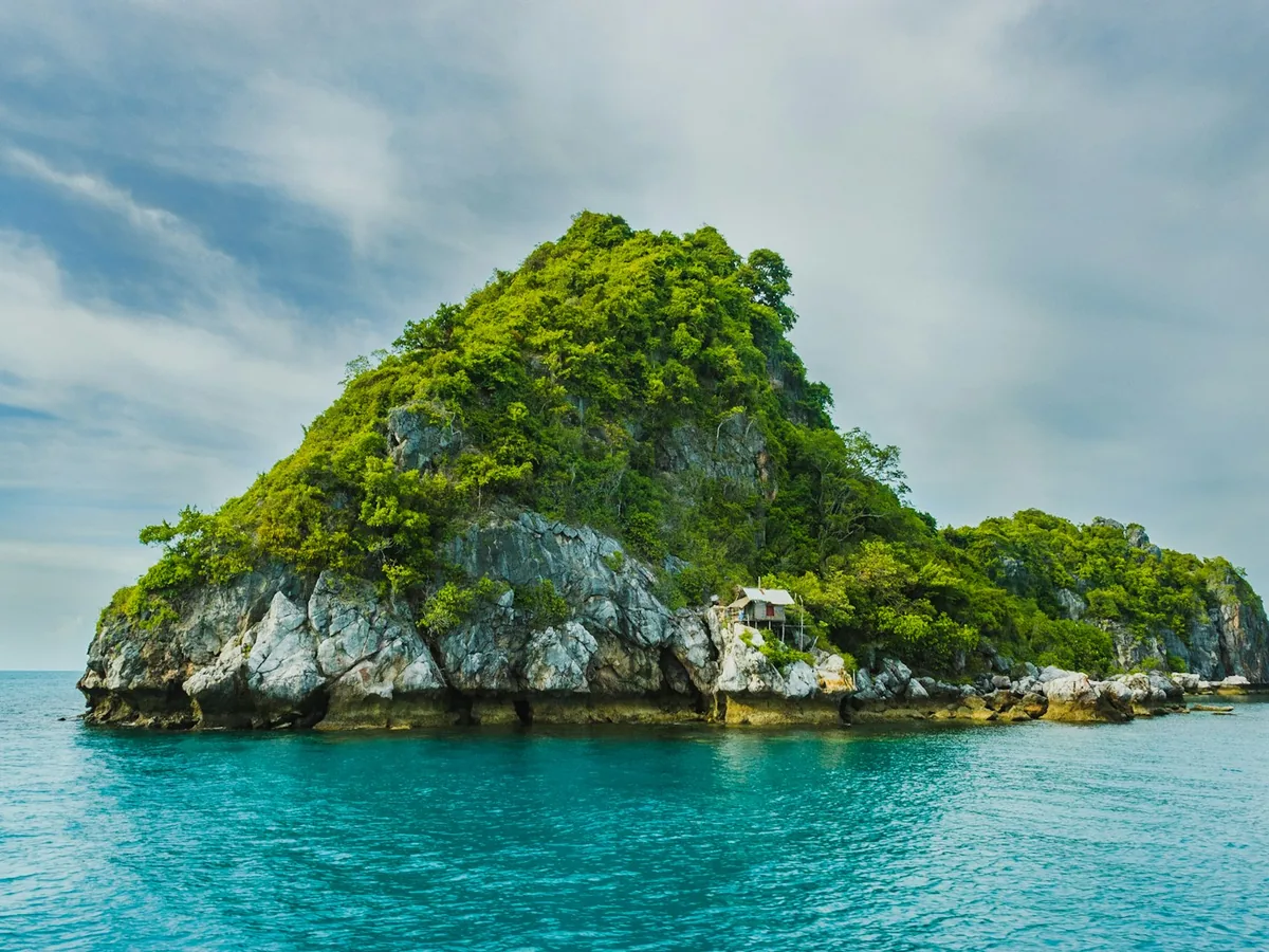 Thai beach with clear water and boats — Phuket holiday